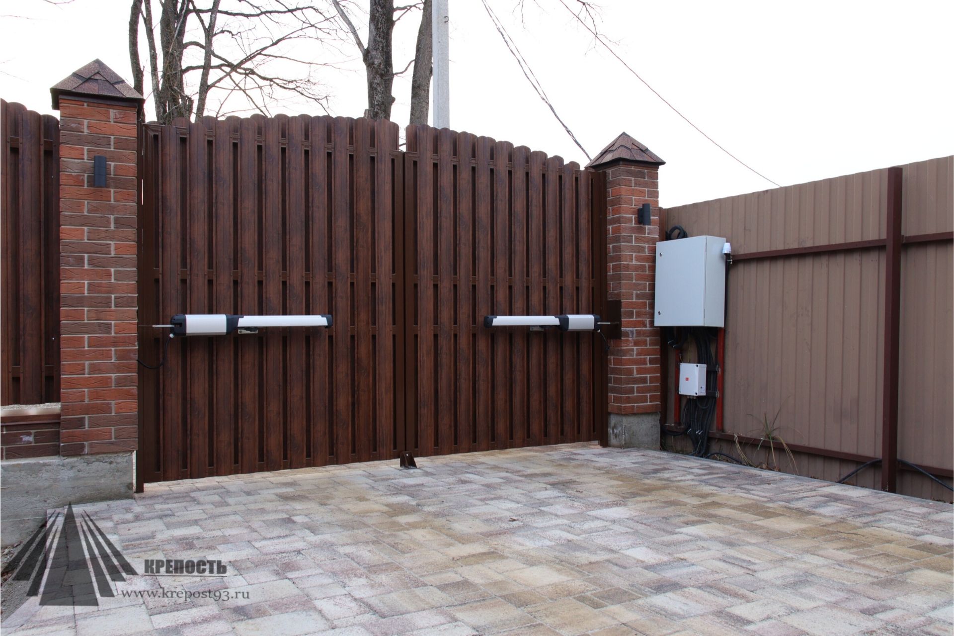 Ворота и калитки для частного дома из евроштакетника фото